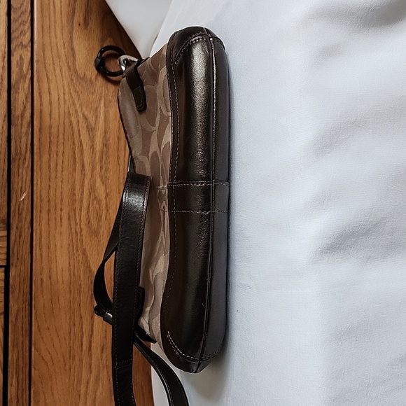 Classic Coach Cross Body Bag - Picture 4 of 7